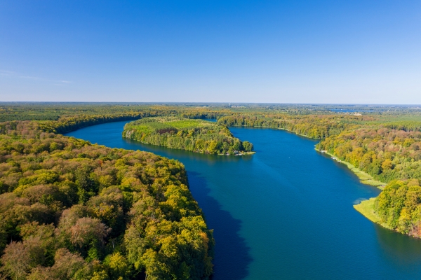 Liepnitzsee bei Wandlitz in Brandenburg von schräg oben, strahlend blaues Wasser in grüner Waldumgebung